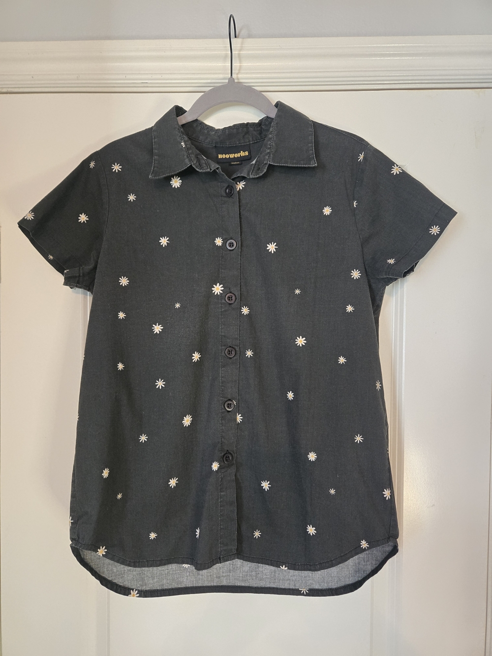 Nooworks Joyce Black Mineral Wash Short Sleeve Button-Up Shirt Daisies, Size M